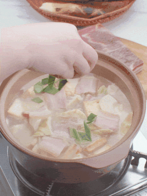 一小撮鹽、糖、雞精調味，最后撒點蒜葉點綴。