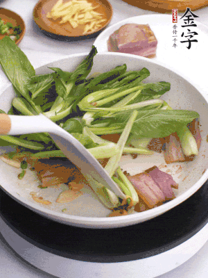 下小青菜翻炒，菜梆子變軟時，撒一點鹽、雞精調(diào)味。