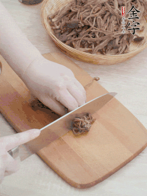 干茶樹(shù)菇浸泡過(guò)夜，去老根焯水，擠干水份。