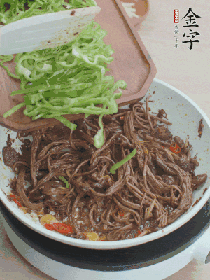 水分煸干，下青椒絲快炒1分鐘。