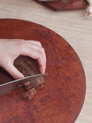 金字臘肉水煮15分鐘，切片。