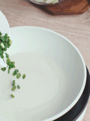 熱油下臘肉、蔥花煸炒，再下西葫蘆。