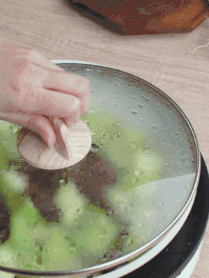 西葫蘆略出水時(shí)，加一小撮鹽調(diào)味。