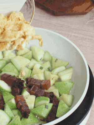 雞蛋一起翻炒。