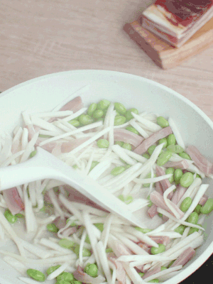 下茭白絲、青豆翻炒。
