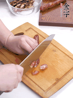 干香菇泡發(fā)切片，金字香腸切片，春筍切大粒。