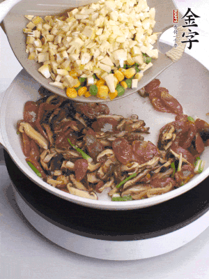 鍋里熱油，爆香蔥白，下香腸片炒至微微出油，加時蔬粒、香菇粒、春筍粒翻炒均勻。