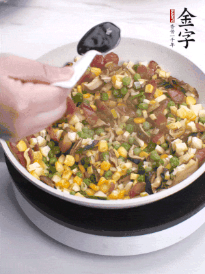 加2勺生抽、1勺蠔油、半勺老抽調(diào)味。