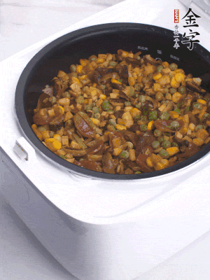 電飯煲按煮飯鍵，出鍋撒蔥花。