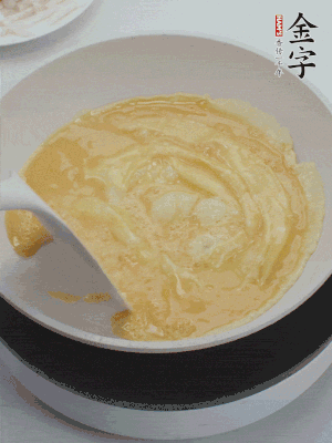 2個雞蛋炒散。