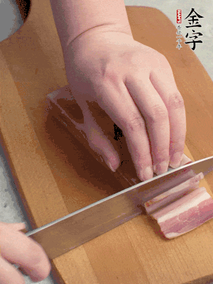 百合切去頭尾，分開洗凈;咸肉切薄片。