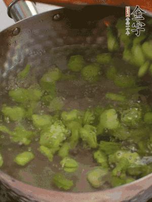 鍋中水沸，放一撮鹽，下蠶豆豆瓣焯3分鐘，下百合，3秒撈出，一起撈出瀝水。