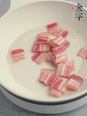 鍋中少許油，金字淡咸肉煸香。