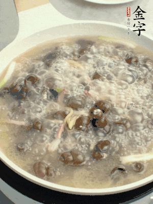 放辣椒，加一點(diǎn)鹽、糖，大火翻炒。