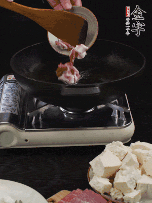 冷油潤(rùn)鍋，下五花肉煸香。