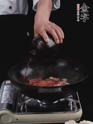 再下火腿片，淋少許黃酒添香。
