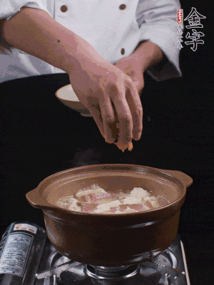 下蝦仁干，煮5分鐘。撒蒜葉，煮1分鐘。