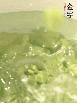 新鮮蠶豆熱水焯水30秒，然后浸入涼水。