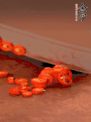 小米辣切圈，大蒜切片。