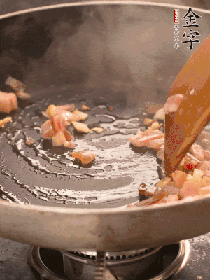 熱油爆香大蒜粒，煸香咸肉丁，淋一勺黃酒調味。