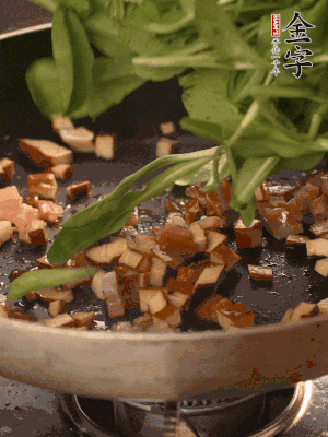 再放香干煸炒，最后放馬蘭頭翻炒至變軟。