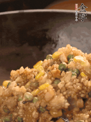 再下糯米，1勺蠔油、2勺生抽調(diào)味翻炒均勻。