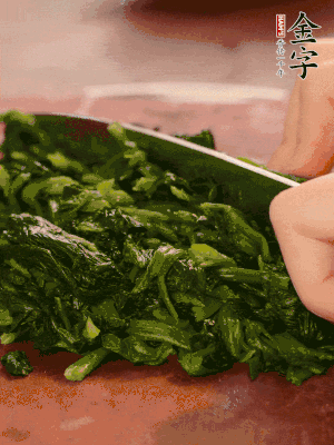 洗凈的菠菜加鹽焯水，撈出晾涼后攥干切碎。胡蘿卜切細(xì)絲。金字烤腸切園片。