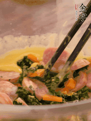 雞蛋、面粉、玉米油攪拌到無(wú)顆粒狀態(tài)。再加入菠菜、胡蘿卜、烤腸。少許鹽調(diào)味。