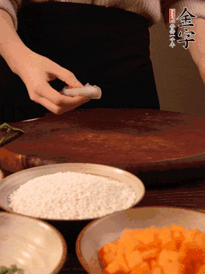 胡蘿卜去皮切丁。蝦仁切小塊。糯米提前浸泡半天。