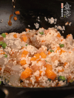 加入糯米翻炒均勻。最后加入蝦仁，用1勺料酒、1勺生抽、1/2勺鹽調(diào)味。