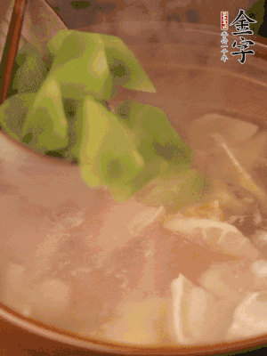 再加入焯水過的百葉結(jié)、萵筍塊燉15-20分鐘。