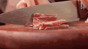 200g金字淡咸肉、100g冬筍、100g香干分別切細(xì)丁。