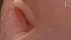 取一小團(tuán)面，用掌心搓成小球狀，從小球中心捏窩，放入餡料，封口后，留出小尾巴。