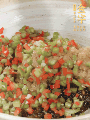 XO醬、蒜蓉醬、青紅椒粒攪拌成醬料。