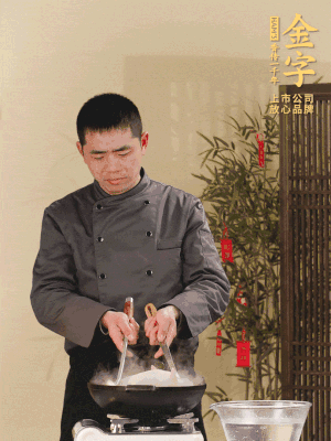 整只土雞冷水下鍋，加蔥姜、料酒焯水，撈出后用溫水清洗干凈。