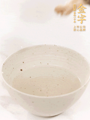 羊肚菌流水洗凈2遍后，溫水泡發(fā)15-20分鐘。