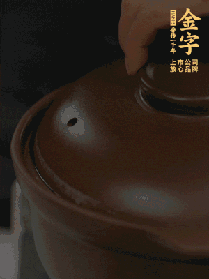 雞、火腿、姜片一起放入砂鍋中，大火轉(zhuǎn)小火燉2小時。