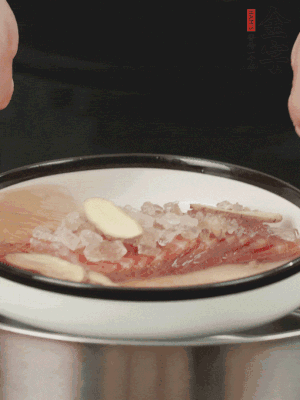 置于盤(pán)中，加冰糖100g、黃酒100g、水200g，上鍋蒸20分鐘。