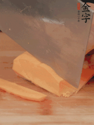 南瓜改刀切片，把蒸好的火腿鋪到南瓜上。