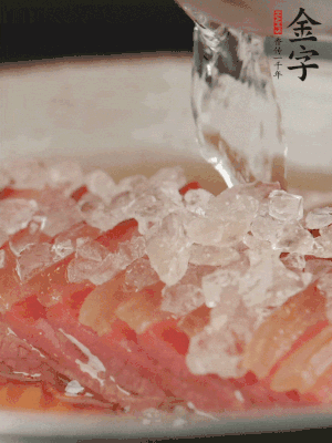 依舊放上冰糖100g、黃酒100g、水200g，鍋中再蒸15分鐘。