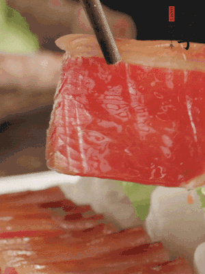 吃的時(shí)候，把薄片火腿放入荷葉夾中就可以了。