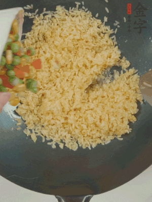 下豌豆粒、胡蘿卜粒、玉米粒。（買現(xiàn)成冷凍的雜菜即可，非常方便）