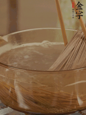 水開后下蕎麥面，煮2分鐘后過涼水備用。