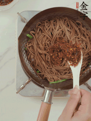 下蕎麥面，淋上少許醬油，加2勺金字火腿大師醬略翻炒即可。