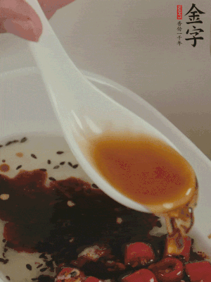 再加2勺生抽、1勺香醋攪拌。