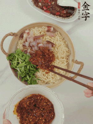 在面上鋪魷魚、香菜、金字火腿大師醬。