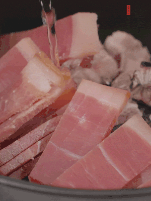 排骨、黃鱔段、金字火腿片放入砂鍋中，加沒過食材的水。