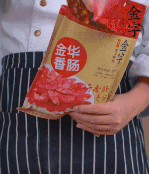 香腸切成斜片，小米辣切成斜片。