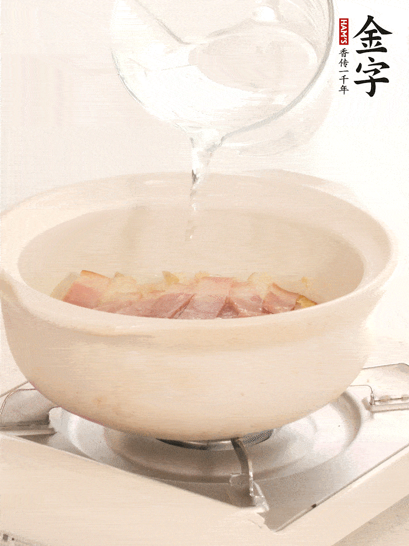 放入火腿片，加開水，再加入豆腐