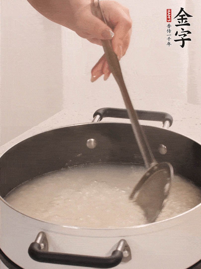 香菇、土豆、胡蘿卜、金字土香腸切小塊。